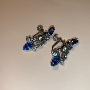 Beautiful vintage blue and clear rhinestone screw on earrings